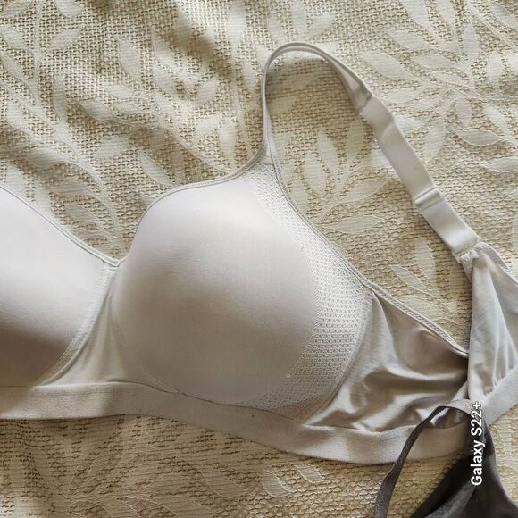 Warner's and Hanes bras - Picture 9 of 9